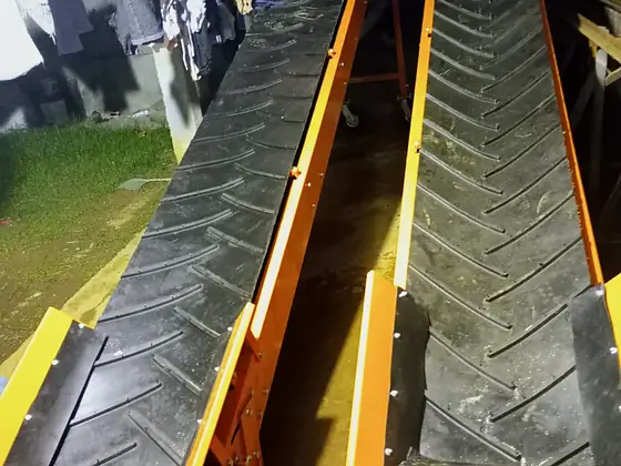 Esteira com aletas para transporte de material solto
