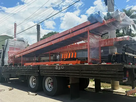 Esteiras carregadas no caminhão