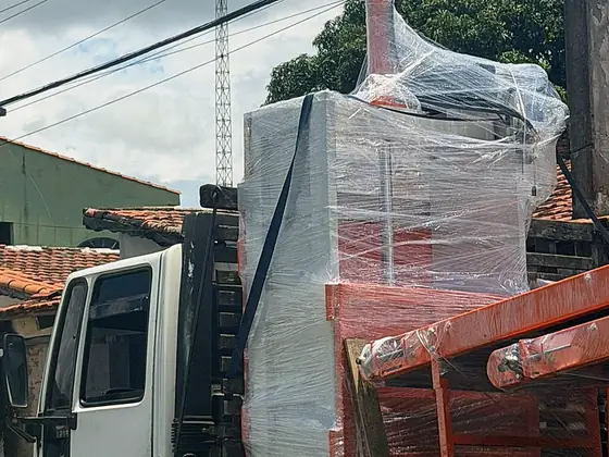 Prensa carregada no caminhão para entrega