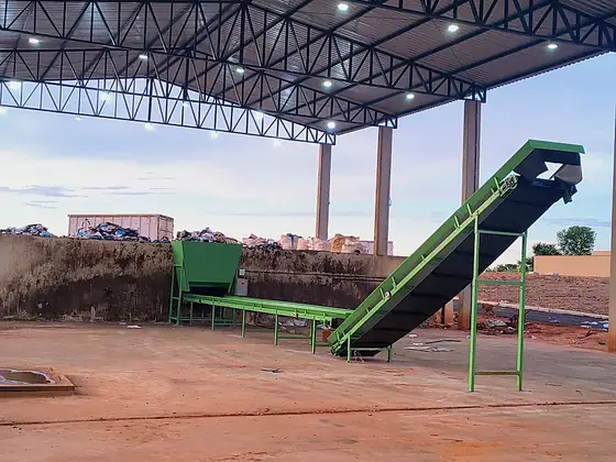 Linha de triagem instalada no galpão do cliente